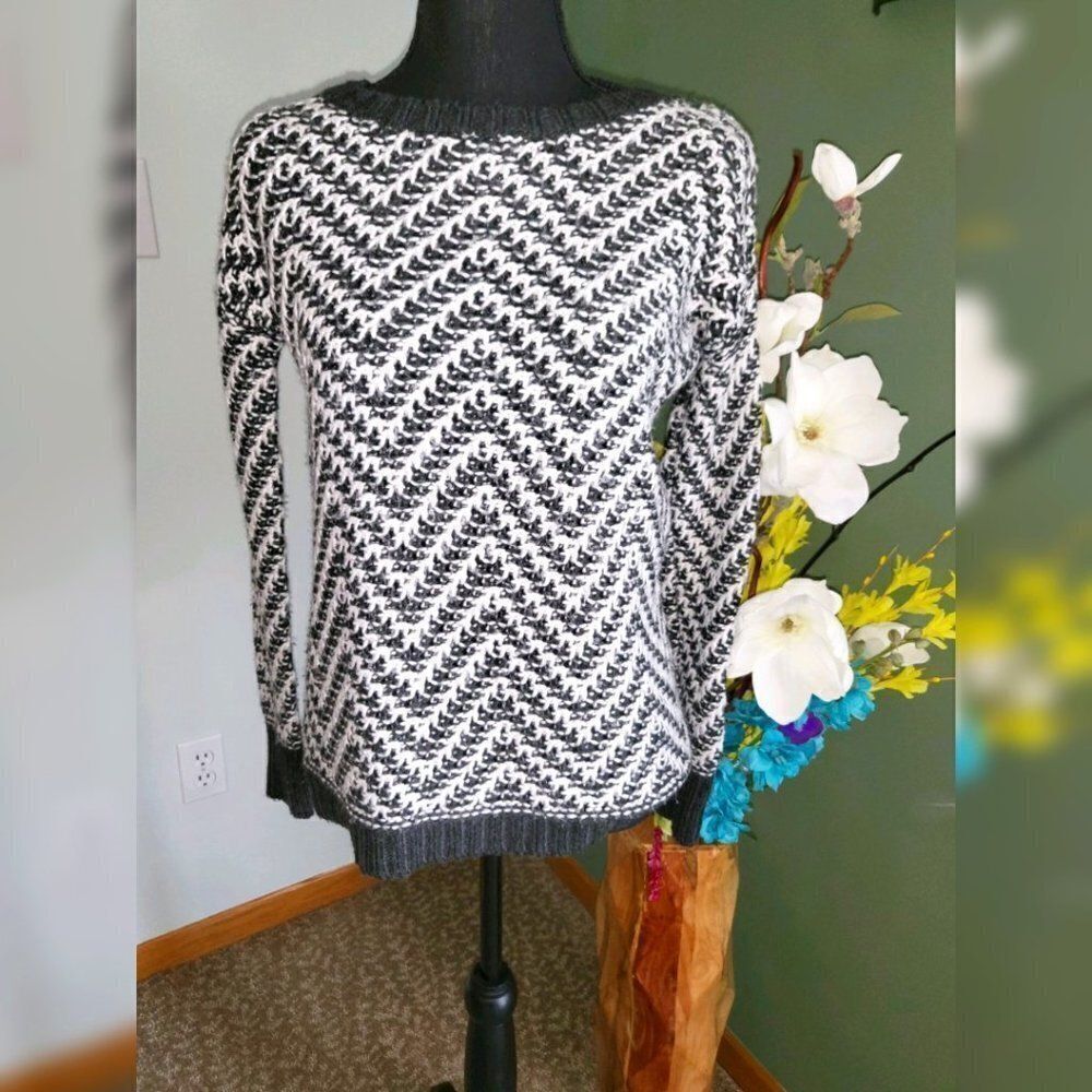 Aeropostale small black white threaded Sweater